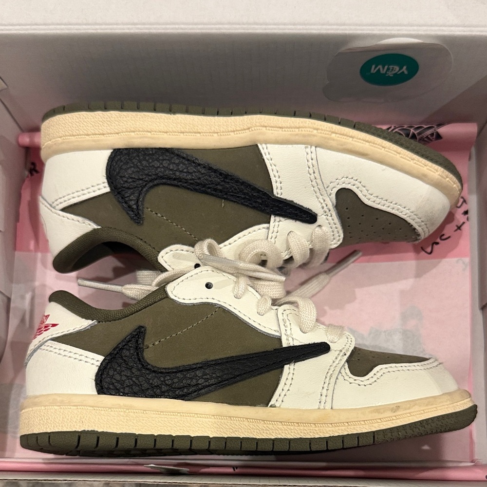 Nike Kids Sneakers in White and Olive